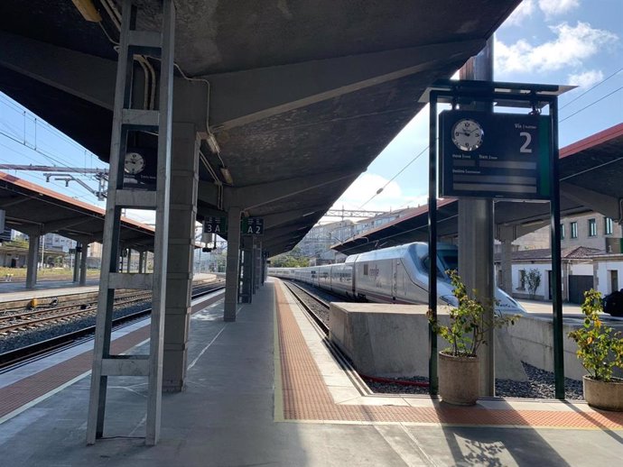 Un tren S-112, empleado en las pruebas, estacionado esta mañana en la estación de Ourense.