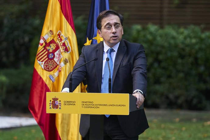El ministro de Asuntos Exteriores, Unión Europea y Cooperación, José Manuel Albares, interviene en el acto de condecoración a los empleados del Ministerio que colaboraron en el dispositivo de evacuación en Afganistán, en el Palacio de Viana, a 28 de sep