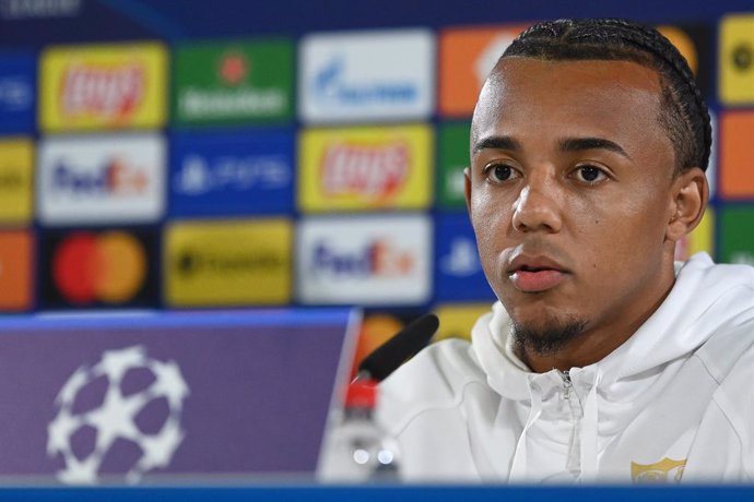 28 September 2021, Lower Saxony, Wolfsburg: Sevilla's Jules Kounde speaks at the team's press conference at Volkswagen Arena, ahead of Wednesday's UEFAChampions League group G soccer match against VfL Wolfsburg. Photo: Swen Pfrtner/dpa