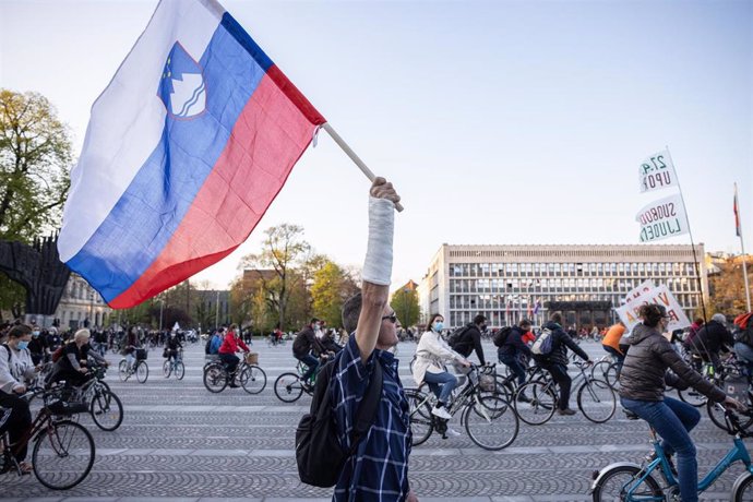 Archivo - Bandera de Eslovenia en una protesta contra el Gobierno frente al Parlamento
