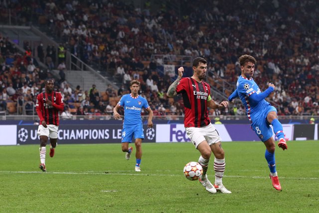 28 September 2021, Italy, Milan: Atletico's Antoine Griezmann (R) scores his side's first goal during the UEFA Champions League group B soccer match between AC Milan and Atletico Madrid at San Siro Stadium. Photo: Jonathan Moscrop/CSM via ZUMA Wire/dpa