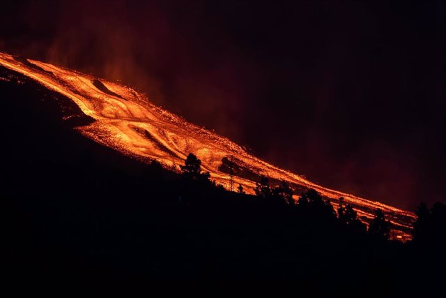 El volcán de La Palma vuelve a expulsar lava tras un parón en su actividad