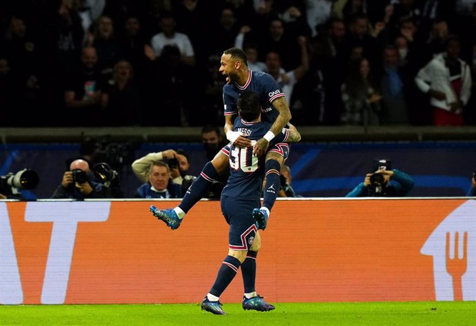 Messi celebra con Neymar el 2-0 en el PSG-Manchester City de la Liga de Campeones 2021-2022