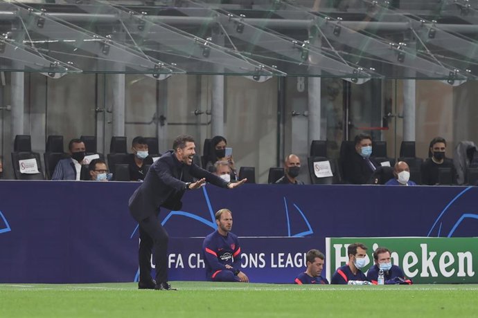 Diego Pablo Simeone pide tranquilidad durante el Milan-Atlético de Madrid de la Liga de Campeones 2021-2022