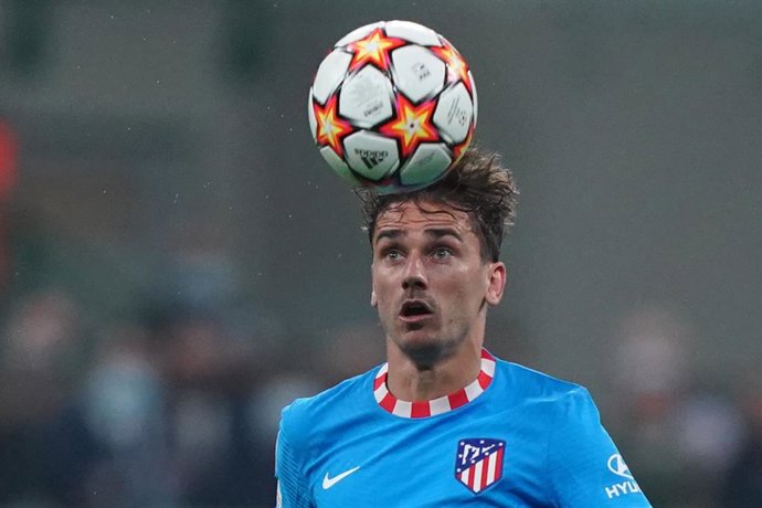 Antoine Griezamann controla un balón durante el AC Milan-Atlético de Madrid de la Liga de Campeones 2021-2022