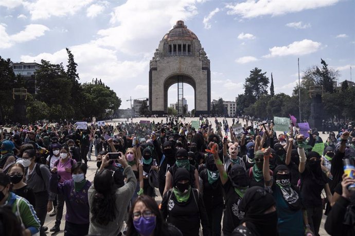 Archivo - Marcha feminista en favor del aborto en Ciudad de México, en 2020