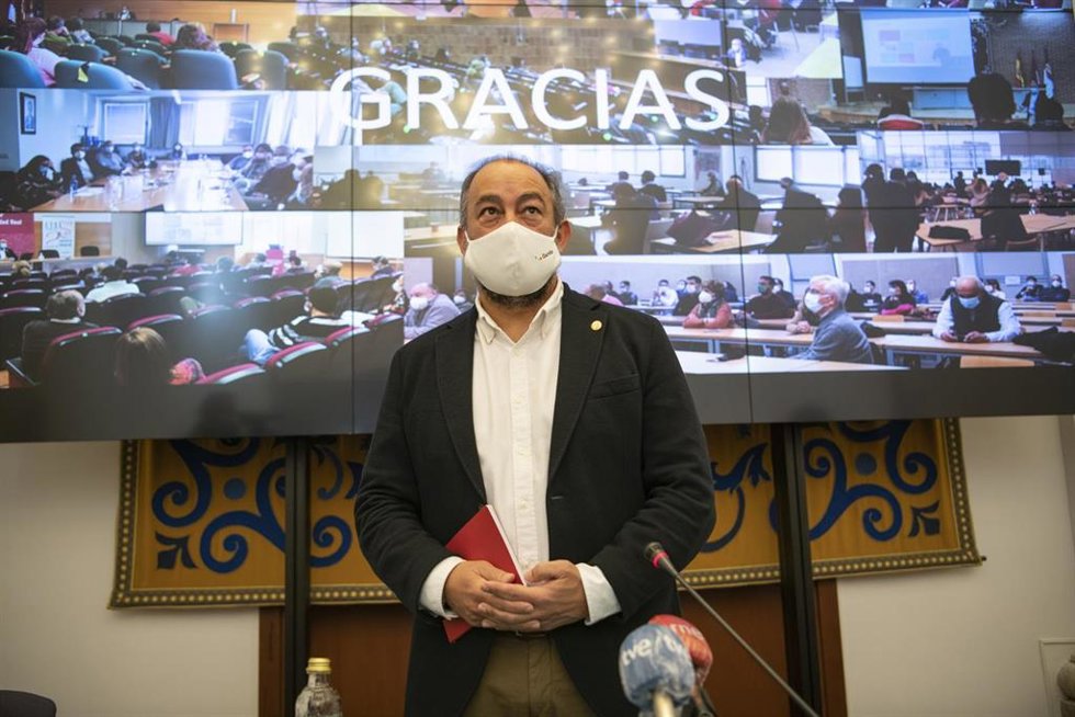 Archivo - El rector electo de la UCLM, Julián Garde, en su primera rueda de prensa tras conocerse su victoria electoral