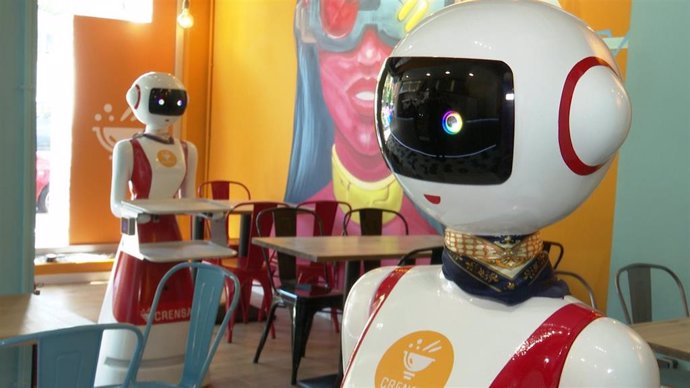 Archivo - Robots camareros en un restaurante de Valncia