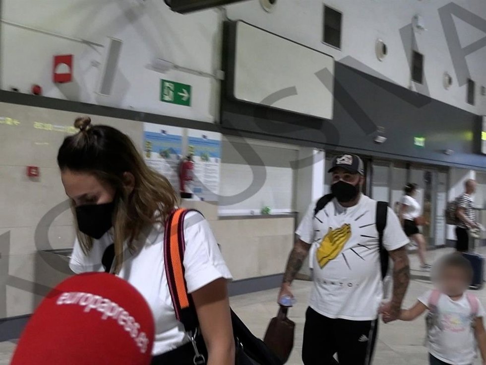 Irene Rosales y KIko Rivera, con sus hijas en el aeropuerto de Sevilla