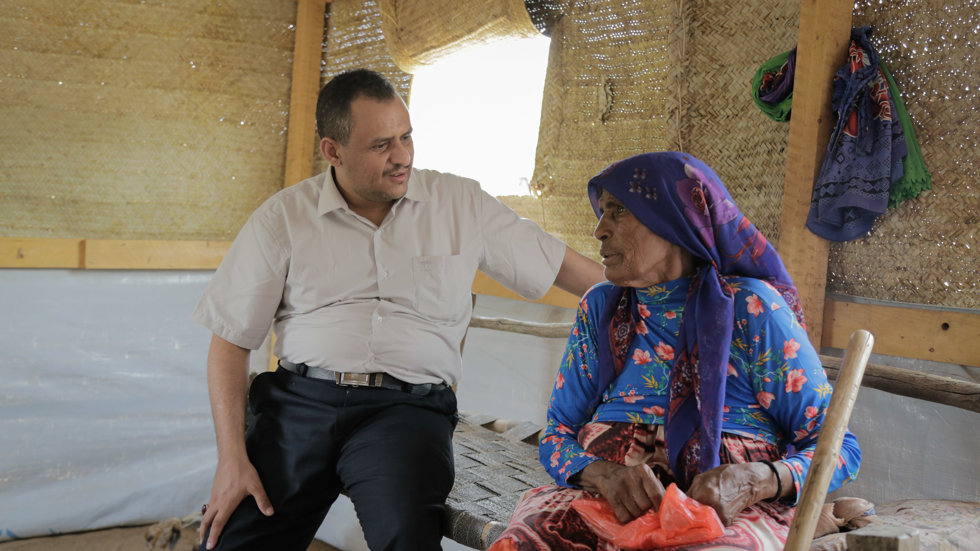 Ameen Jubran junto a una mujer yemení de 80 años que lleva cuatro años desplazada.
