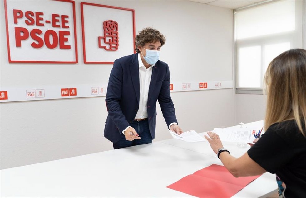 Eneko Andueza registra su candidatura para la secretaría general del PSE-EE