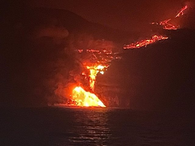 La colada de lava en el momento en que alcanza el mar en la isla de La Palma, en una imagen tomada desde el buque oceanográfico Ramón Margalef