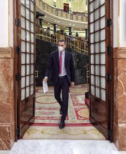 El presidente del Gobierno, Pedro Sánchez, sale por la puerta en una sesión de control al Gobierno en el Congreso de los Diputados, a 15 de septiembre de 2021, en Madrid, (España). En esta sesión, la primera del nuevo curso político, el Gobierno deberá 