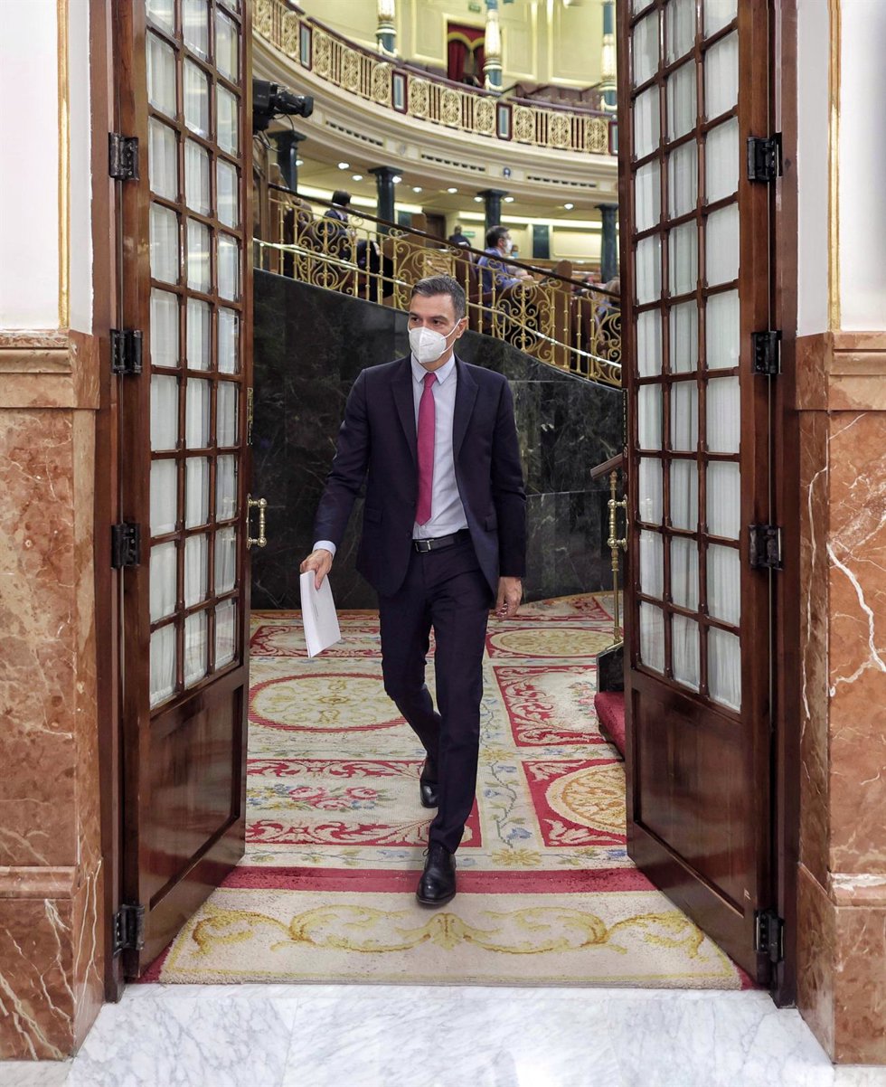 El presidente del Gobierno, Pedro Sánchez, sale por la puerta en una sesión de control al Gobierno en el Congreso de los Diputados, a 15 de septiembre de 2021, en Madrid, (España). En esta sesión, la primera del nuevo curso político, el Gobierno deberá 