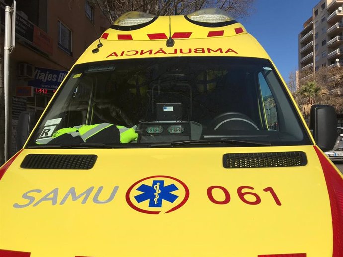 Archivo - Imagen de una ambulancia del SAMU 061.
