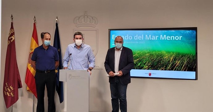 El grupo de trabajo de Ecología Lagunar, reunido con la presencia del consejero de Agua, Agricultura, Ganadería, Pesca y Medio Ambiente, Antonio Luengo