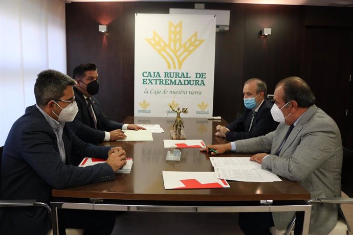 Firma del convienio entre Cruz Roja y Caja Rural de Extremadura.