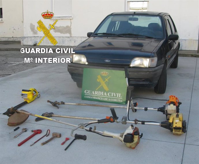 Vehículo y efectos sustraídos recuperados por la Guardia Civil en Carballo (A Coruña).