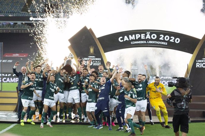 Archivo - Los jugadores del Palmeiras celebran su título de la Copa Libertadores 2020
