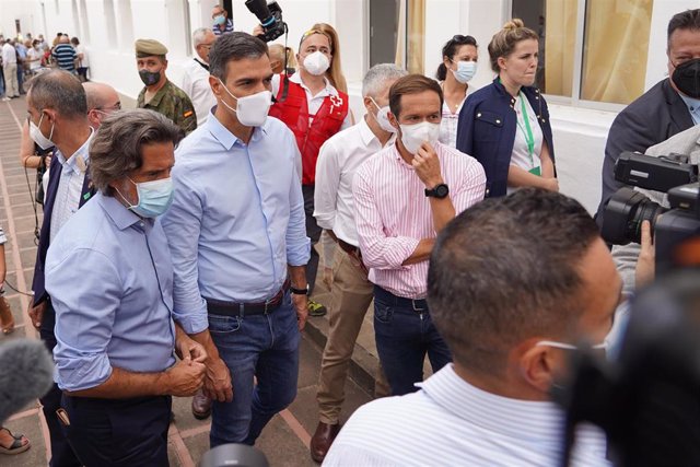 El presidente del Gobierno, Pedro Sánchez (2i) y el presidente del Cabildo de La Palma, Mariano Hernández Zapata (3i), a su llegada al acuartelamiento El Fuerte (Breña Baja), donde se encuentran alojadas personas evacuadas por la erupción del volcán de Cu