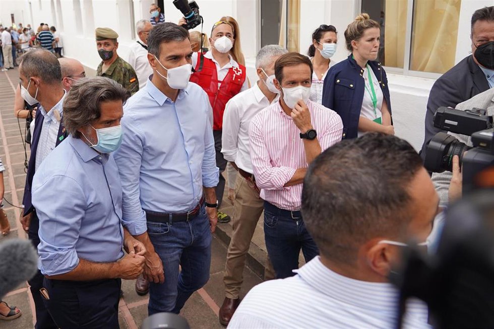 El presidente del Gobierno, Pedro Sánchez (2i) y el presidente del Cabildo de La Palma, Mariano Hernández Zapata (3i), a su llegada al acuartelamiento El Fuerte (Breña Baja), donde se encuentran alojadas personas evacuadas por la erupción del volcán de 
