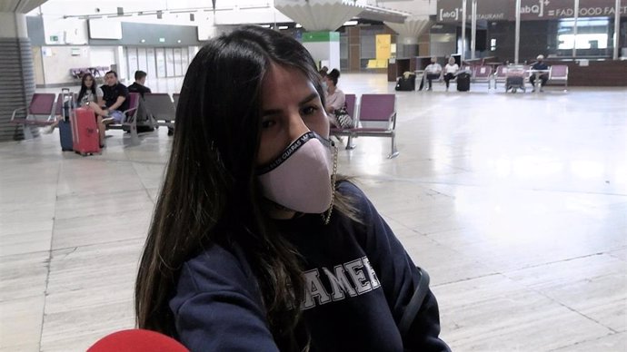 Isa Pantoja, en el aeropuerto para coger el vuelo a Lanzarote para asistir a la boda de Anabel