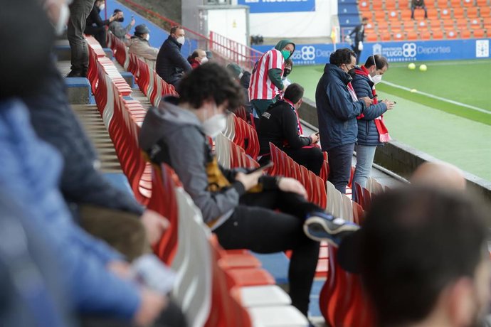 Archivo - Aficionados en las gradas del estadio Ángel Carro antes del inicio de un partido de Segunda División entre el Club Deportivo Lugo y el Mirandés, a 15 de mayo de 2021, en Lugo, Galicia (España). Este es uno de los primeros partidos de fútbol ce