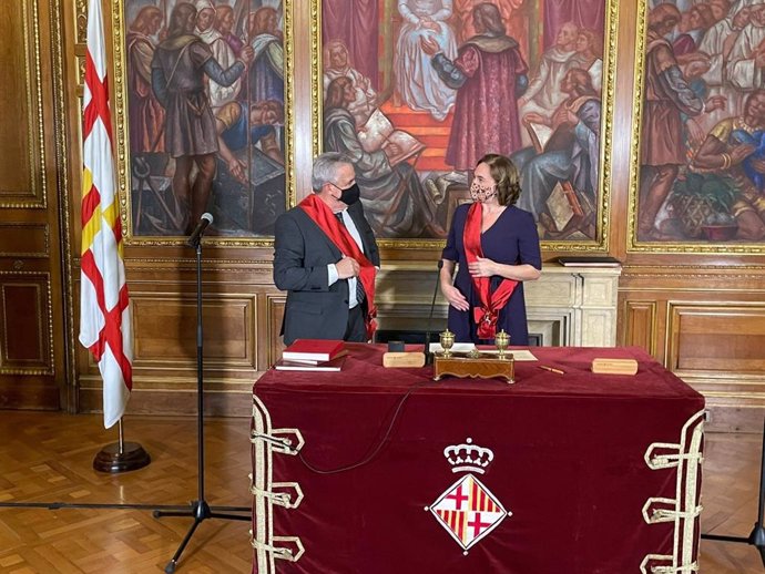 La alcaldesa de Barcelona, Ada Colau, preside la toma de posesión del nuevo concejal de BCN Canvi scar Benítez toma tras la marcha de Manuel Valls