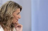 Díaz dice que el Gobierno "defiende a la gente" mientras el PP hace de "abogado de las eléctricas"