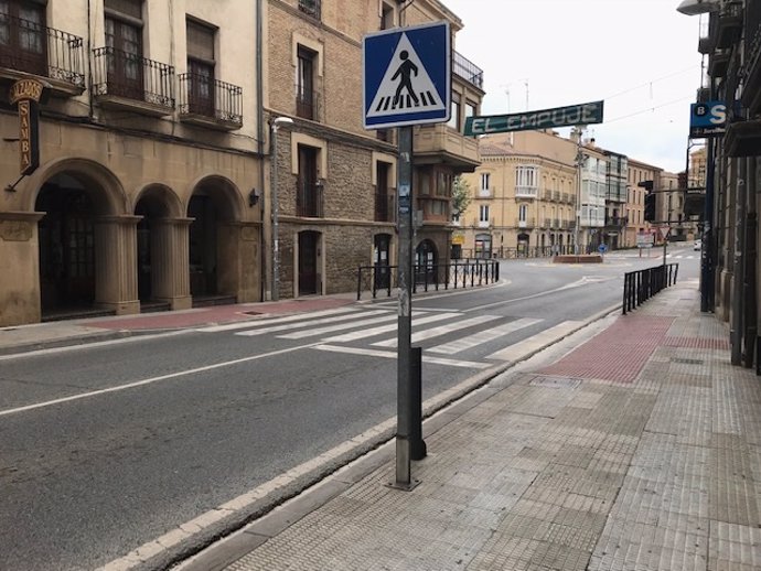 Paso peatonal de la avenida Severino Fernández de Tafalla, en la que se aplicarán mejoras de movilidad.