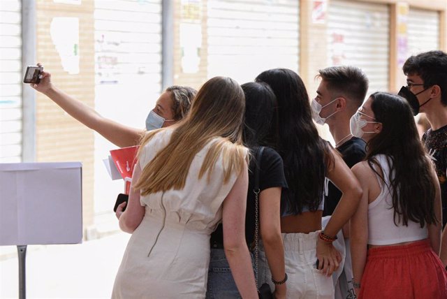 Archivo - Varios adolescentes se echan un selfie