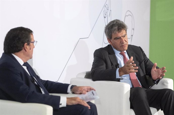 El socio director para el sector financiero de Deloitte Juan Pérez de Ayala (i) y el consejero delegado del Banco Santander, José Antonio Álvarez (d), en el XXVIII Encuentro del Sector Financiero en Hotel Meliá Castilla, a 29 de  septiembre de 2021.