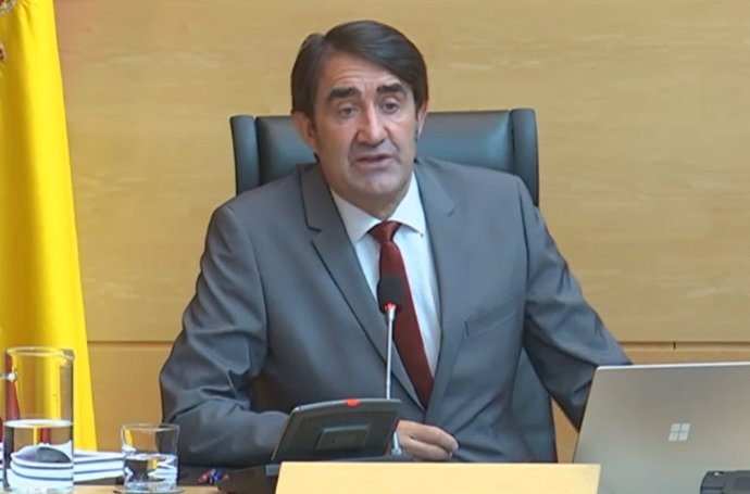 El consejero de Fomento y Medio Ambiente, Juan Carlos Suárez-Quiñones, en su comparecencia en las Cortes.