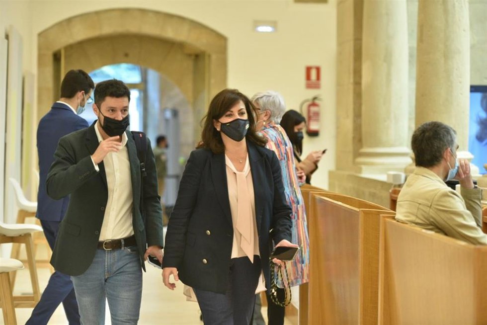 La presidenta del Gobierno, Concha Andreu, a su llegada al pleno del Parlamento