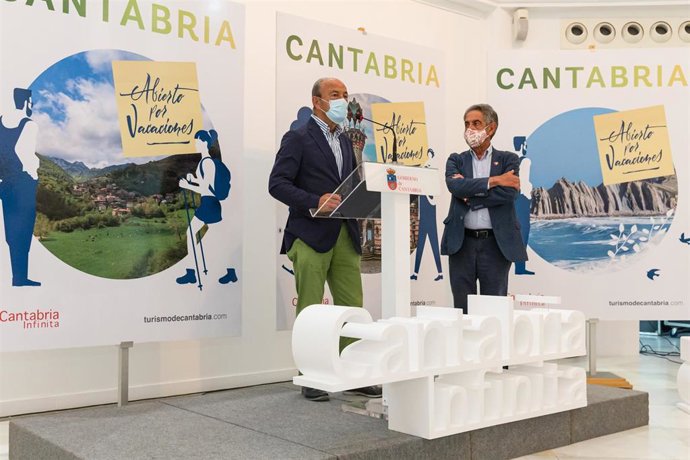 El presidente de Cantabria, Miguel Ángel Revilla, y el consejero de Industria, Turismo, Innovación, Transporte y Comercio, Javier López Marcano, presentan la campaña de promoción turística 'Cantabria, abierto por vacaciones'. Archivo