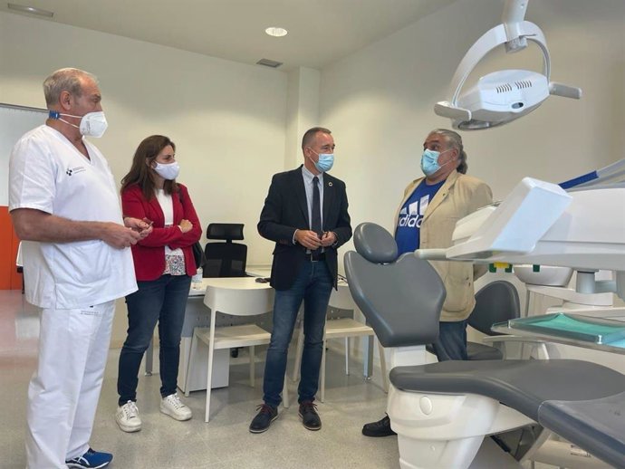 El consejero de Salud, Pablo Fernández Muñiz, visita la nueva unidad bucodental del centro de Villalegre-La Luz, en Avilés