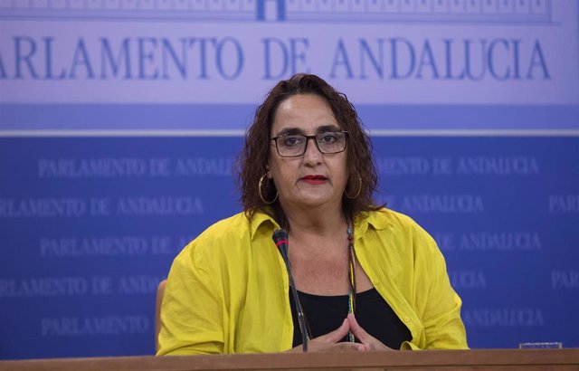 La portavoz de Adelante Andalucía, Ángela Aguilera, durante su intervención en la rueda de prensa en el Parlamento de Andalucía. A 29 de septiembre de 2021, en Sevilla (Andalucía, España).