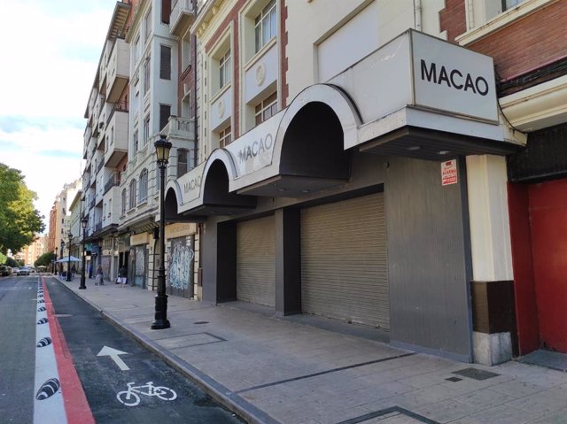 Discotecas en la calle Duquesa de la Victoria de Logroño cerradas, ocio nocturno