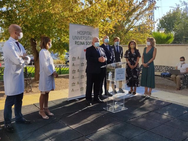 El consejero de Salud y Familias de la Junta de Andalucía, Jesús Aguirre, atiende a los medios a las puertas del Hospital Universitario Reina Sofía de Córdoba.