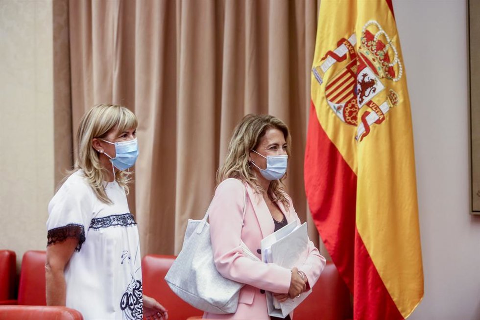 La ministra de Transportes, Movilidad y Agenda Urbana, Raquel Sánchez (d), a su llegada a la Comisión de Transportes, Movilidad y Agenda Urbana, en el Congreso de los Diputados, a 16 de septiembre de 2021, en Madrid (España). La comparecencia tiene luga