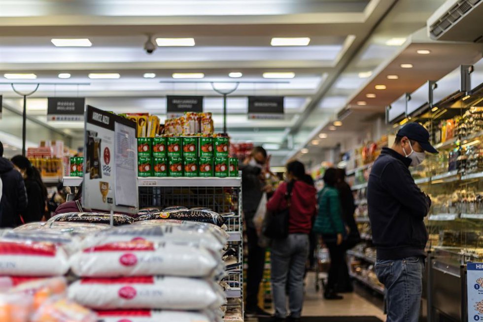 Archivo - Gente comprando en un supermercado