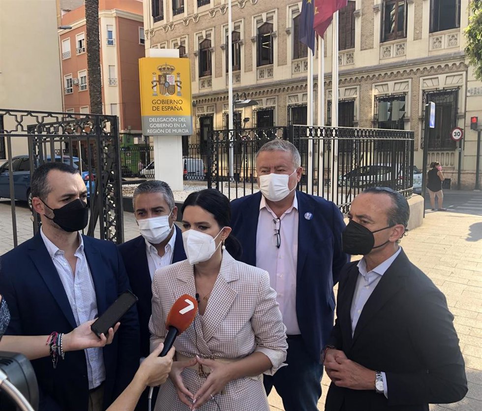 La portavoz del PPRM, Miriam Guardiola, junto con los diputados regionales del PP Jesús Cano, Juan Antonio Mata y Ramón Sánchez-Parra, y el senador Francisco Bernabé