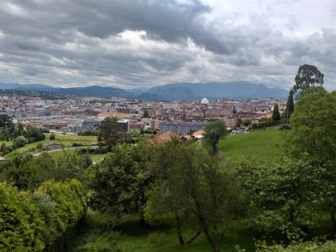 Archivo - Oviedo desde el Naranco