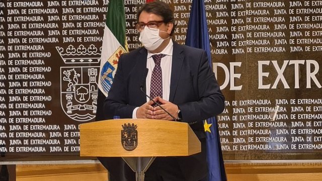 El consejero de Sanidad, José María Vergeles, en rueda de prensa en Mérida