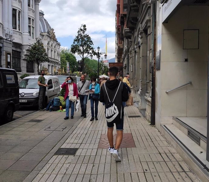 Archivo - Personas con mascarilla en las calles de Oviedo y terrazas de hostelería.