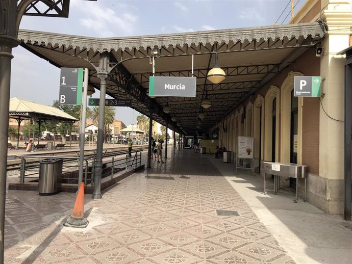 Archivo - Estación de tren en El Carmen, tren, Renfe, cercanías, AVE