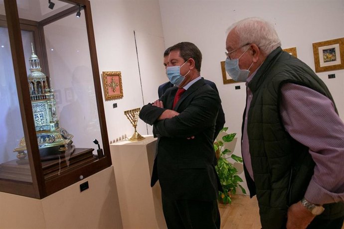 El presidente de C-LM, Emiliano García-Page, junto al damasquinador Mariano San Félix en su exposición 'Damasquinado en Toledo. Diferente'