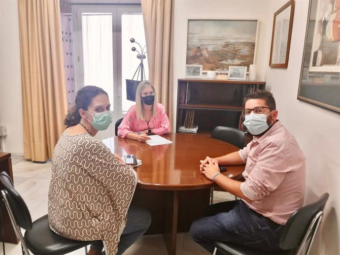 La delegada de Desarrollo Democrático de Diputación, Lucía Trujillo, con el alcalde de Trebujena, Jorge David Rodríguez, y la delegada municipal de Memoria Democrática, Ana Luisa Robredo.