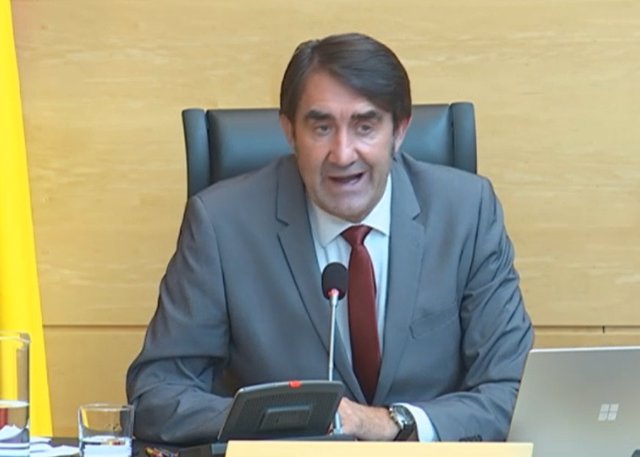 El consejero de Fomento y Medio Ambiente, Juan Carlos Suárez-Quiñones, comparece en comisión en las Cortes de Castilla y León.
