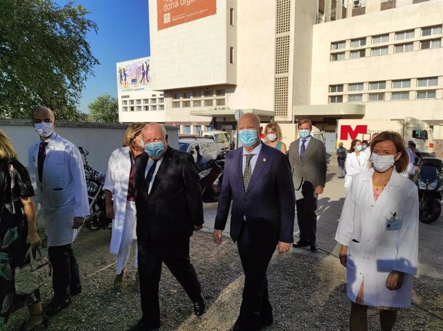 El consejero de Salud y Familias de la Junta de Andalucía, Jesús Aguirre (izda.), junto al de Educación y Deporte, Javier Imbroda, a las afueras del Hospital Universitario Reina Sofía de Córdoba.